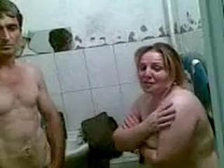 Видео: Муж застукал жену с азером в ванной комнате